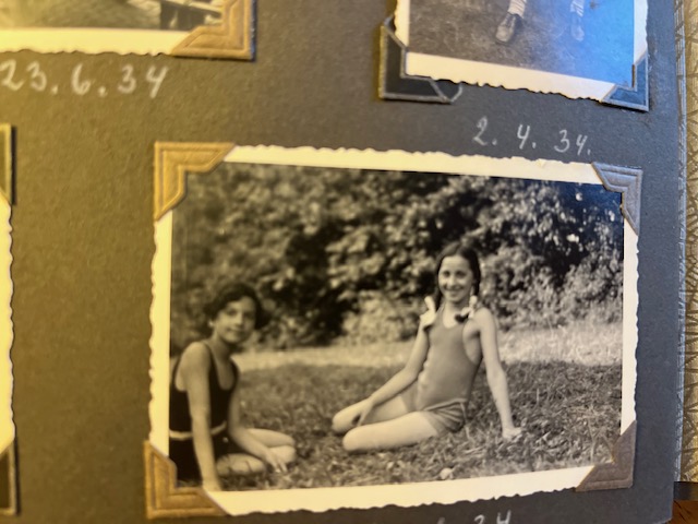 Marianne Katzenstein mit ihrer Schwester im Sommer